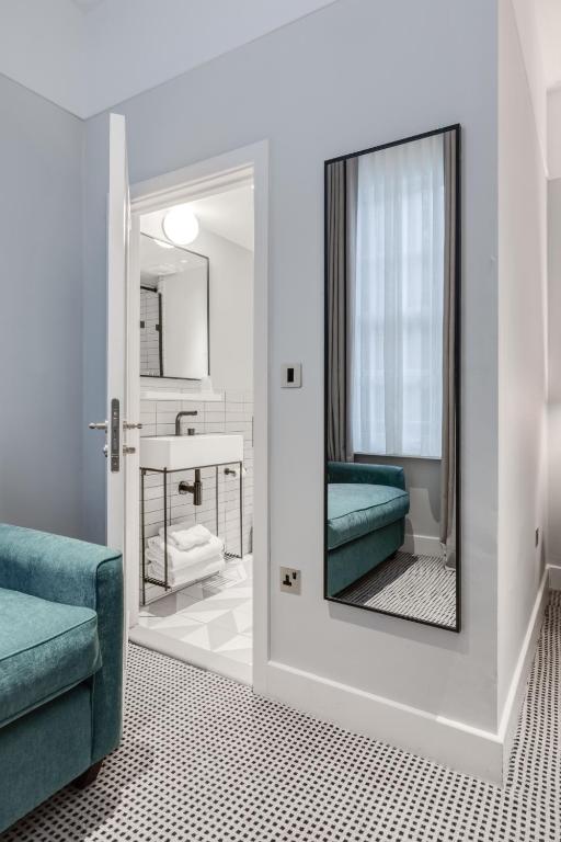 
Family Room (3 Adults)
