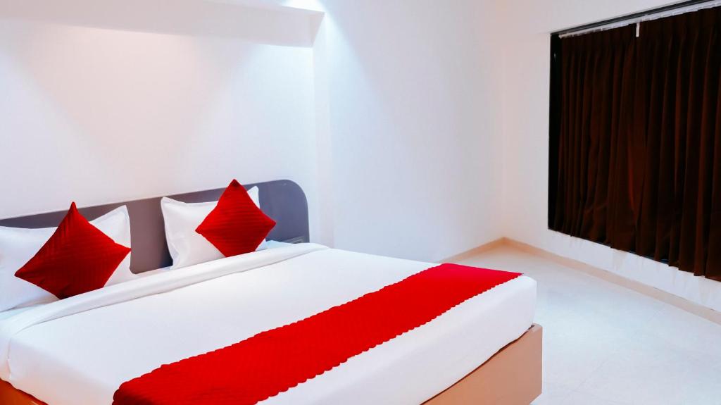 Postel nebo postele na pokoji v ubytování Hsquare Hotel Andheri West