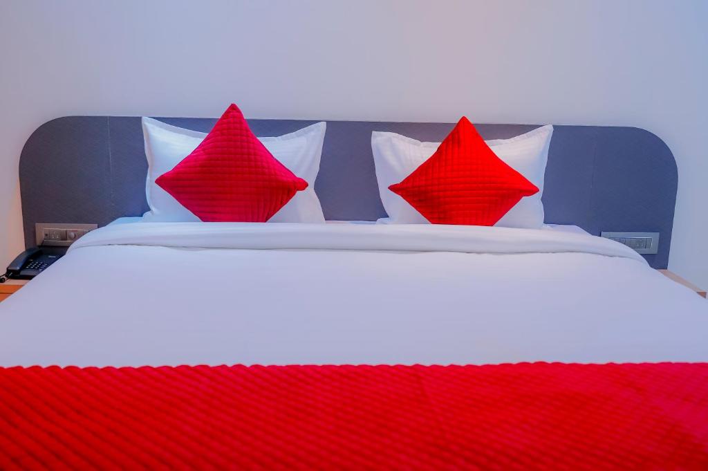 Postel nebo postele na pokoji v ubytování Hsquare Hotel Andheri West