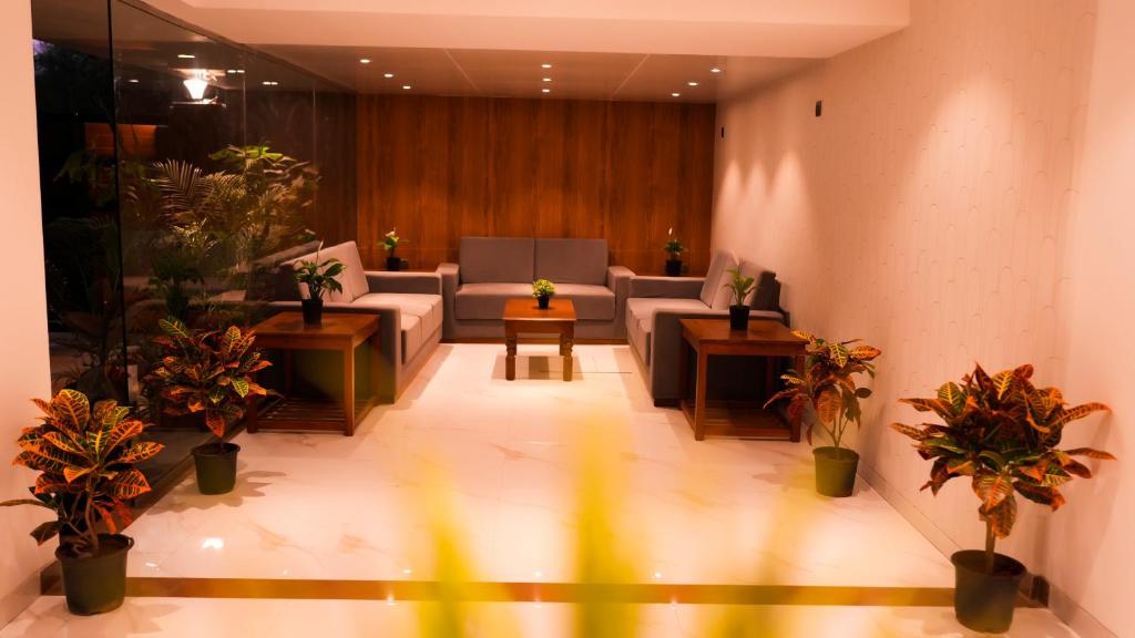 Posezení v ubytování Hsquare Hotel Andheri West