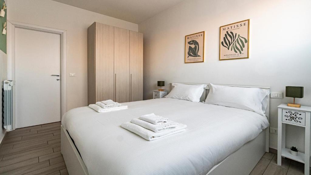 Un dormitorio con una cama blanca con toallas. en Della Grazia 1-2 A en Bolonia