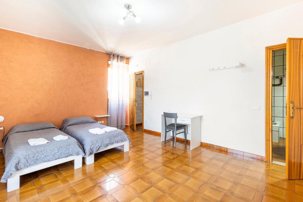 um quarto com duas camas e uma mesa em Angolo d'Epoca con Bagno Privato nel centro Storico em Vibo Valentia