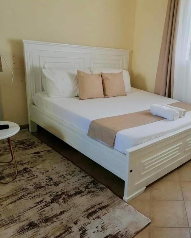 Postel nebo postele na pokoji v ubytování The Faridooh's Comfy Homes Mtwapa