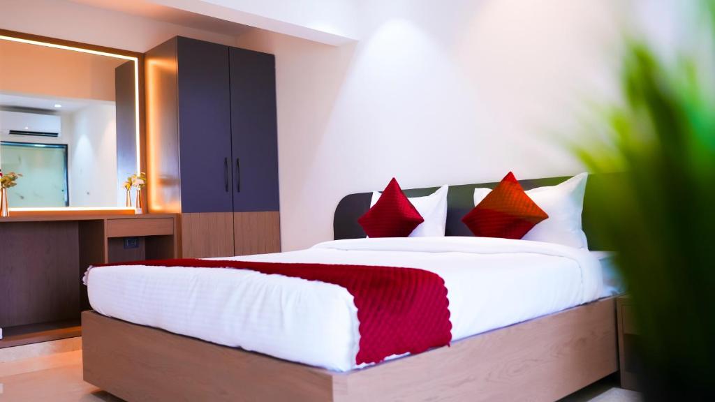 Postel nebo postele na pokoji v ubytování Hsquare Hotel Andheri West