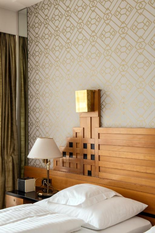 Hotel Aurora - Classic Double Or Twin Room With Balcony