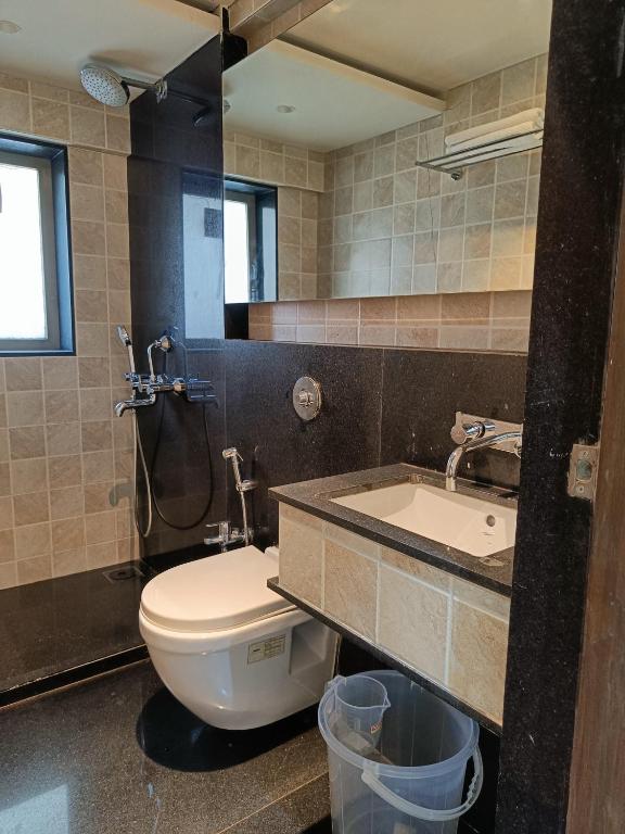 Koupelna v ubytování Hsquare Hotel Andheri West