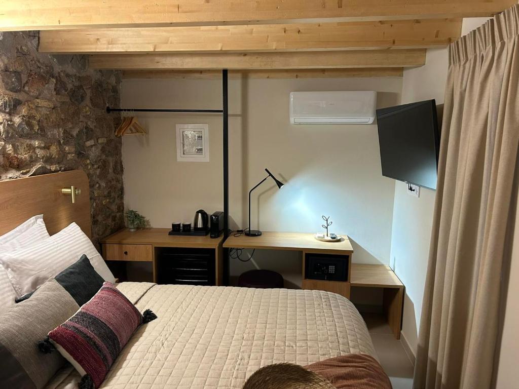 Living Yard Acropolis