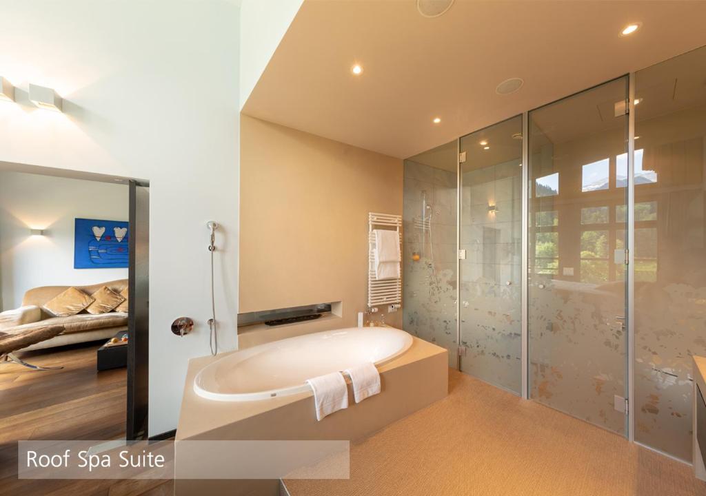 Koupelna v ubytování Lenkerhof gourmet spa resort - Relais & Châteaux