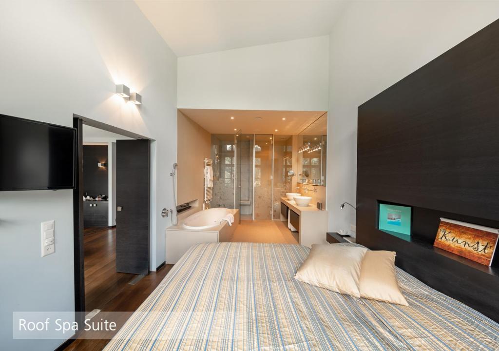 Postel nebo postele na pokoji v ubytování Lenkerhof gourmet spa resort - Relais & Châteaux