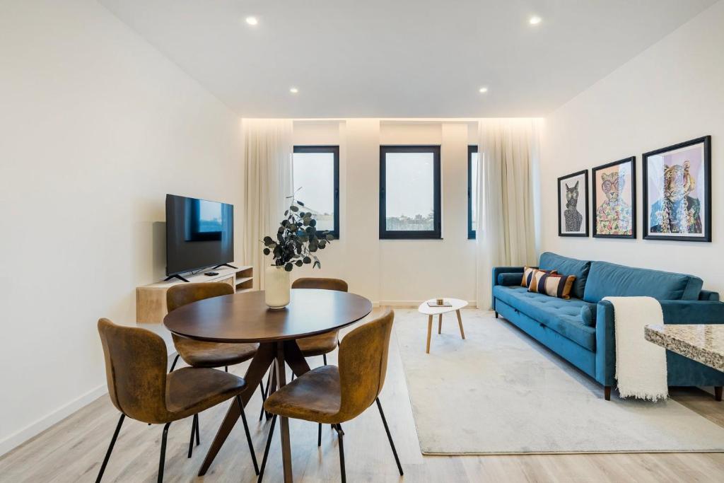 sala de estar con sofá azul y mesa en GuestReady - Oz's Place Haven, en Matosinhos