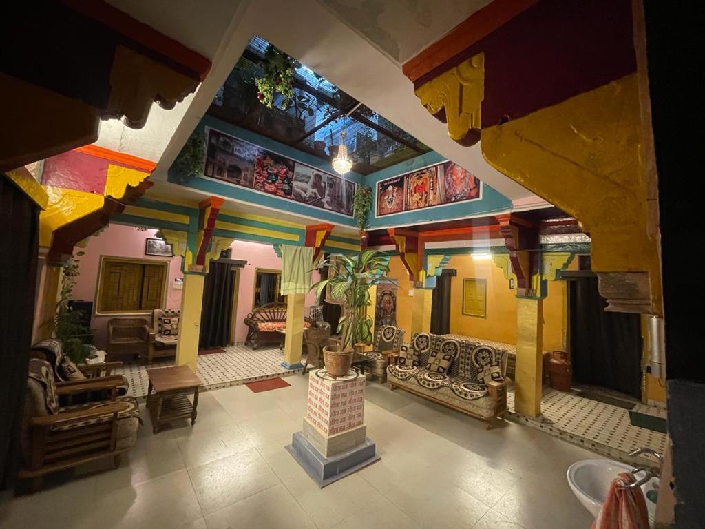 een woonkamer met kleurrijke plafonds bij Suraj Guest House in Varanasi