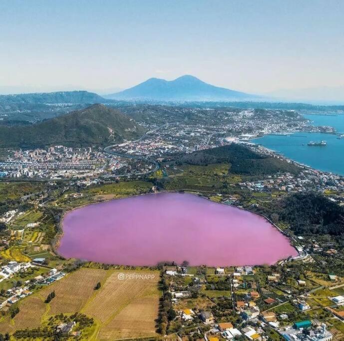 une vue aérienne sur un lac rose dans une ville dans l'établissement La Casa In Campagna, à Pouzzoles