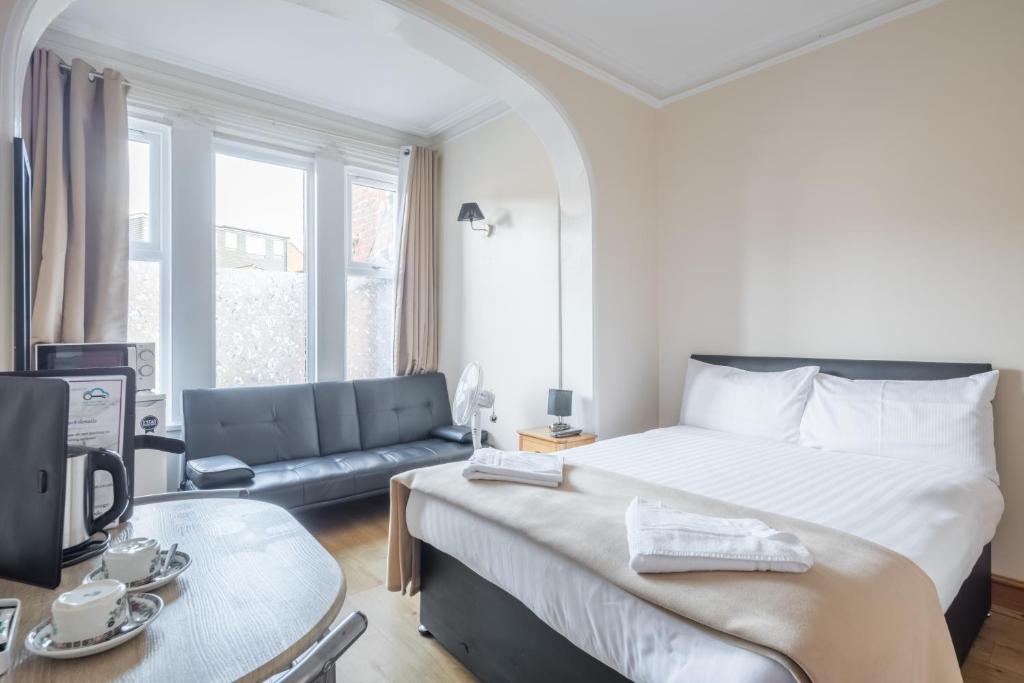Postel nebo postele na pokoji v ubytování Rasa Sayang House - Self-check-in guesthouse