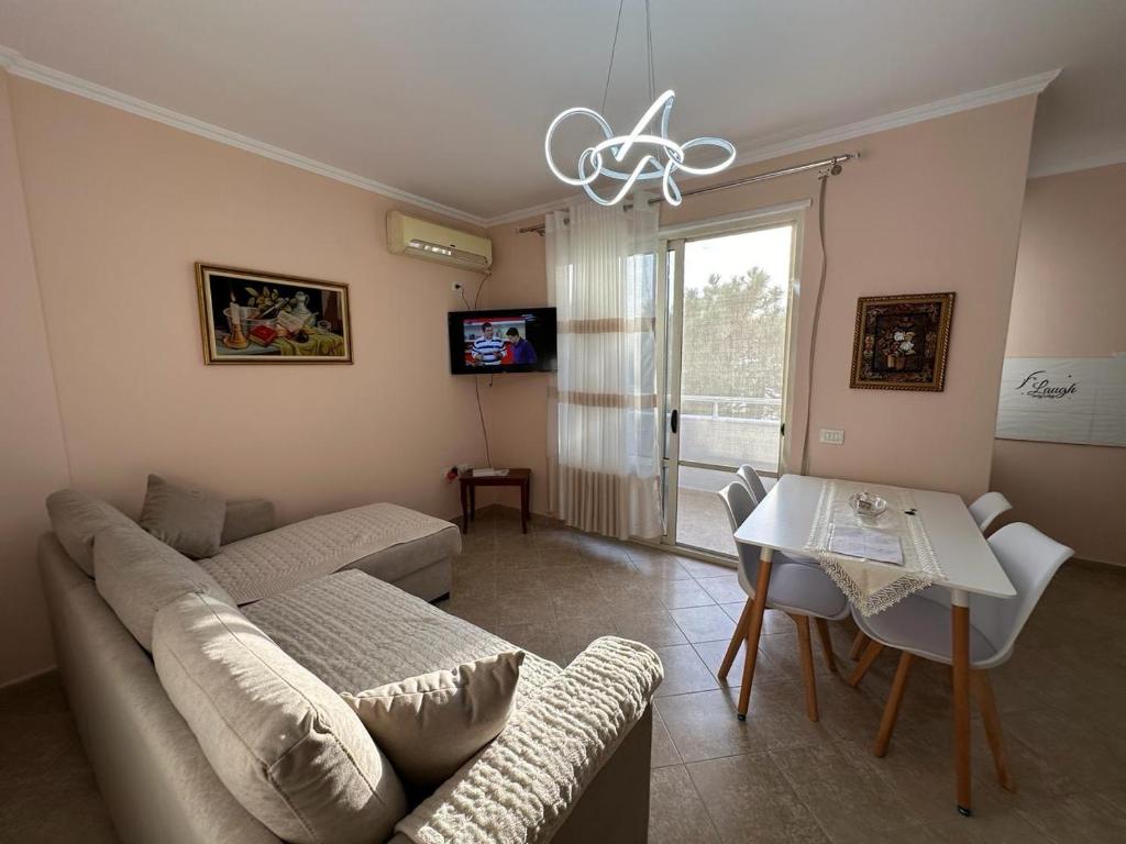 uma sala de estar com um sofá e uma mesa em Sunset Sea View - Beachfront Balcony - AC - Wifi em Durrës