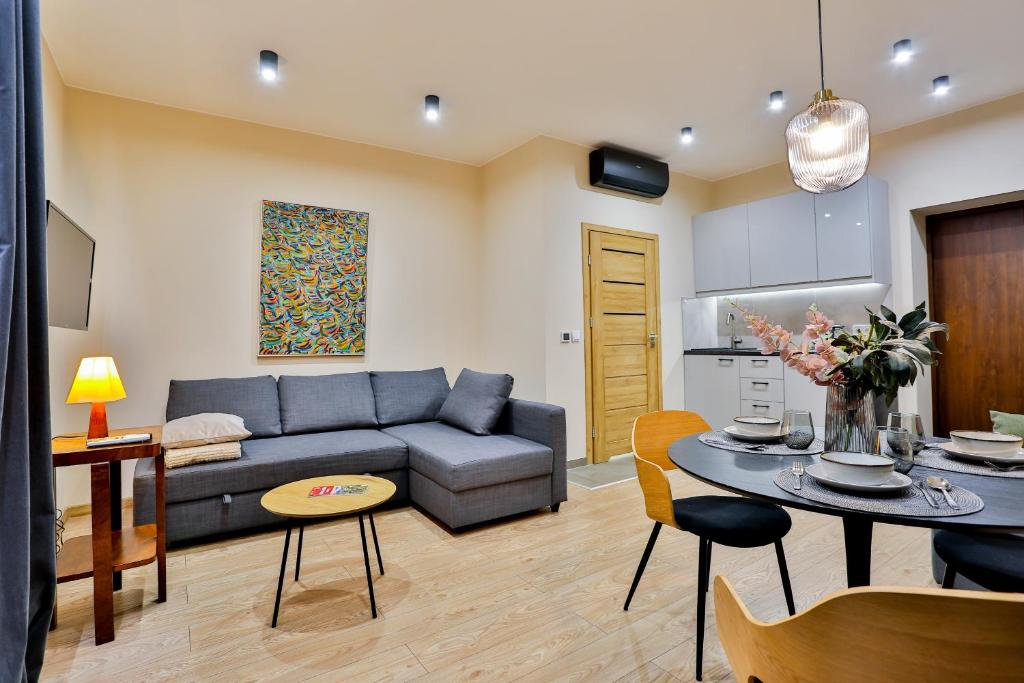 ein Wohnzimmer mit einem Sofa und einem Tisch in der Unterkunft Studio ArtDeco in Rabka-Zdrój
