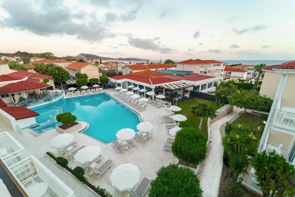 una vista aérea de la piscina en un complejo en Diana Palace Hotel Zakynthos, en Argassi