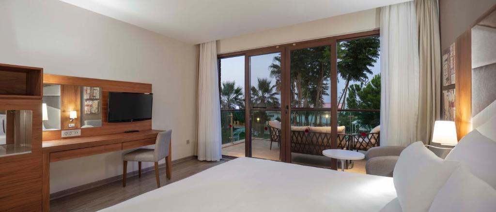 Postel nebo postele na pokoji v ubytování Nirvana Mediterranean Excellence - Ultra All Inclusive