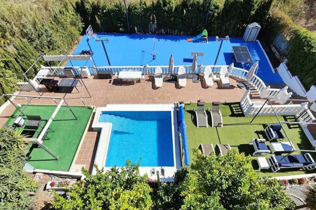 Swimmingpoolen hos eller tæt på Villa Terracota, lujo en Granada y Sierra Nevada