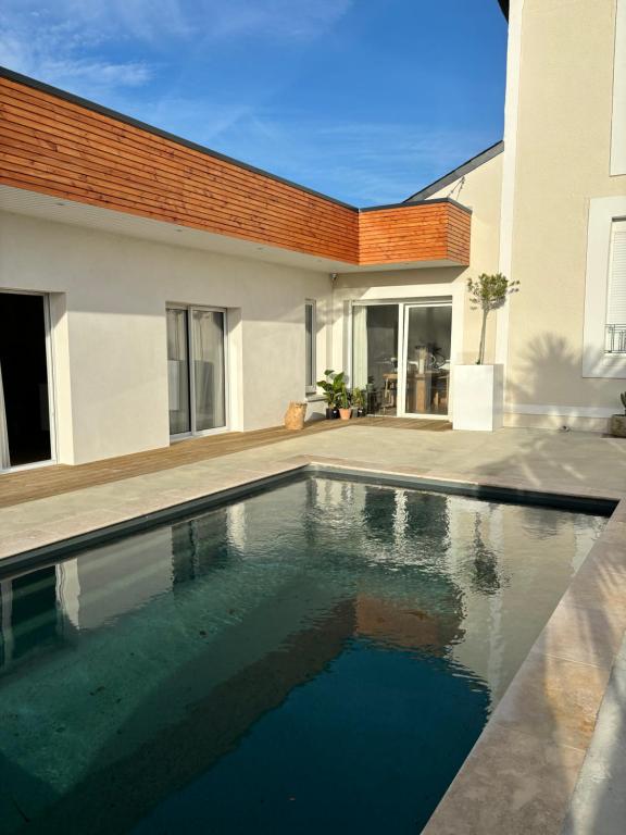 une piscine devant une maison dans l'établissement La maison de Julia - Piscine privée, à Saint-Martin-des-Champs