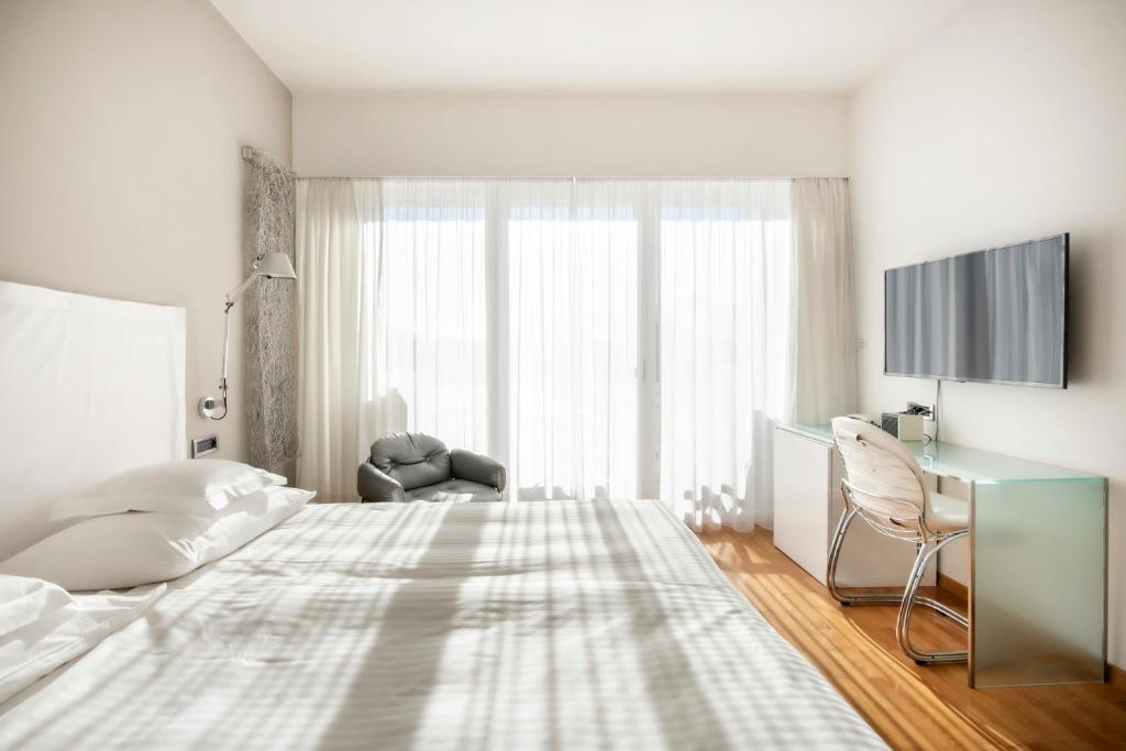 Hotel Aurora - Deluxe Double Or Twin Room With Balcony