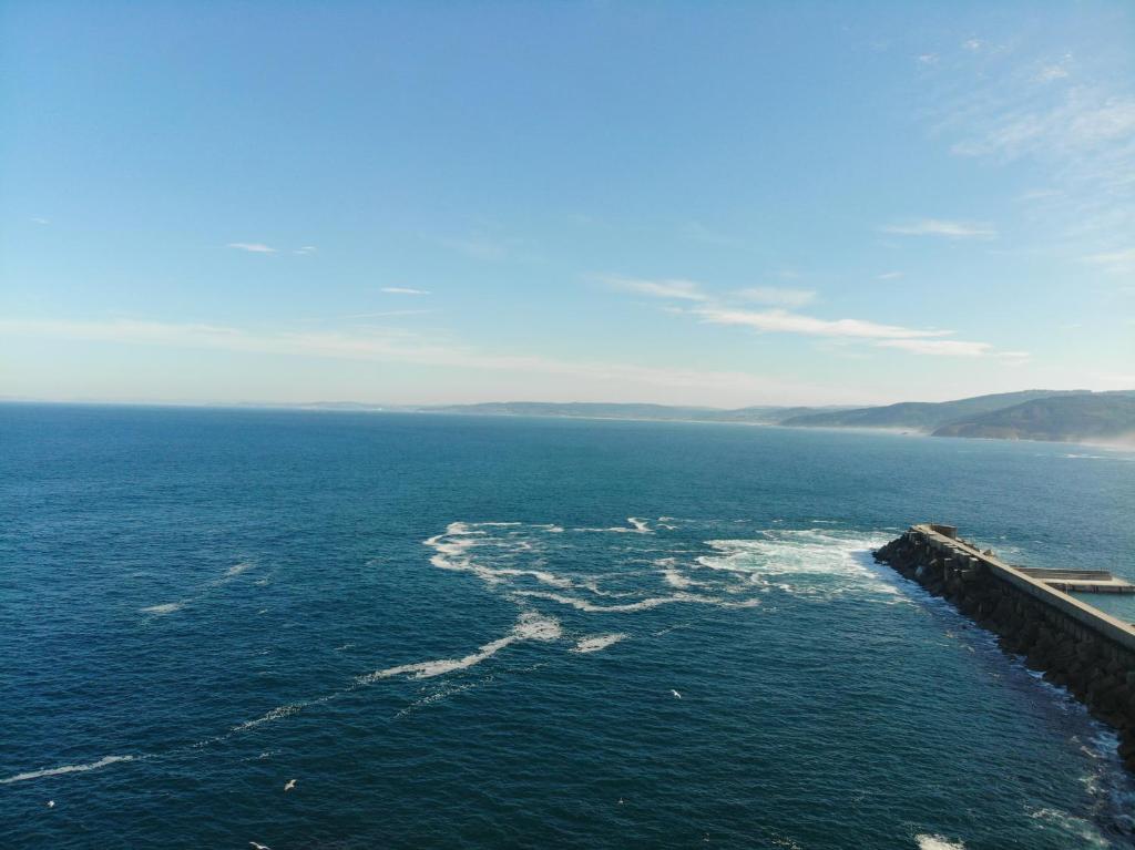 una vista aérea del océano con un muelle en APARTAMENTO MENCER, en Malpica de Bergantiños