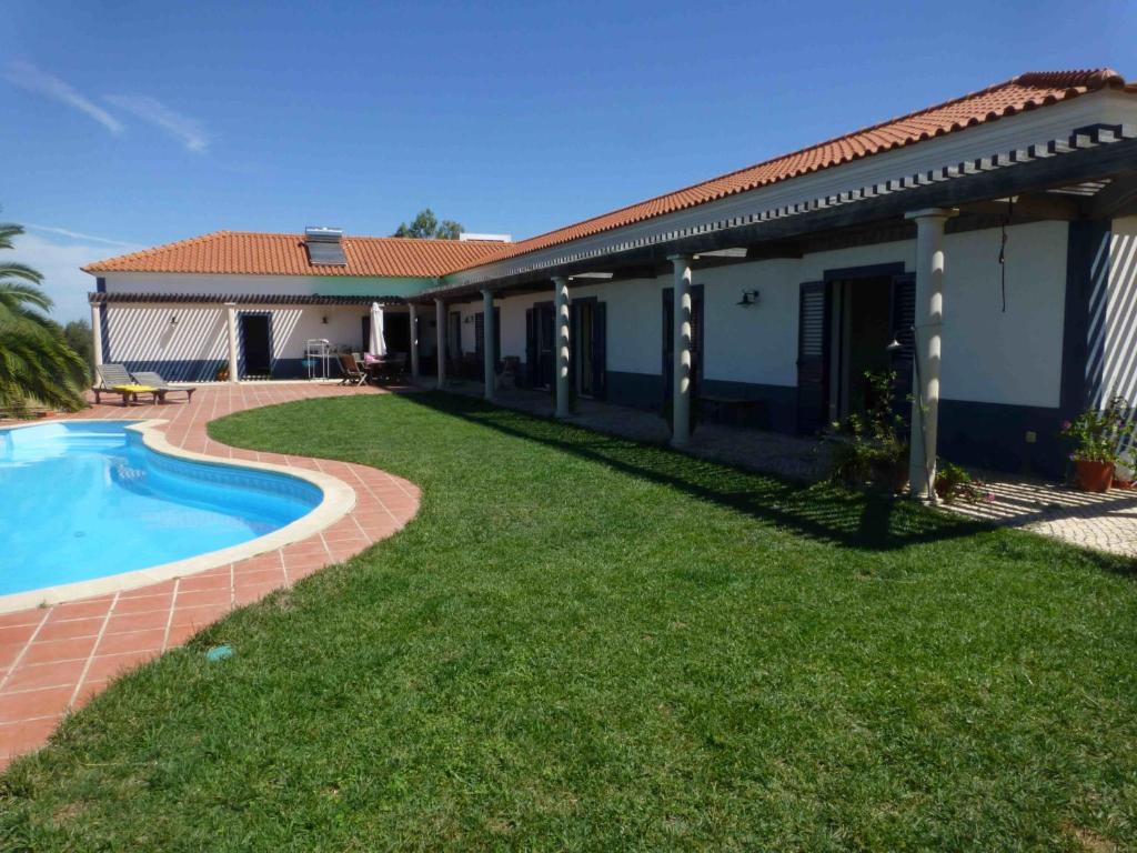 uma casa com um quintal e uma piscina em Monte das Beatas - Alojamento Local em Beja