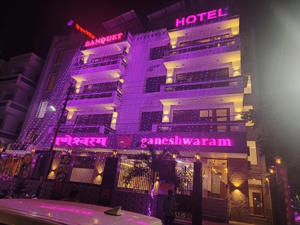 um hotel é iluminado em roxo à noite em Ganeshwaram Hotel Sector-45 Noida em Noida