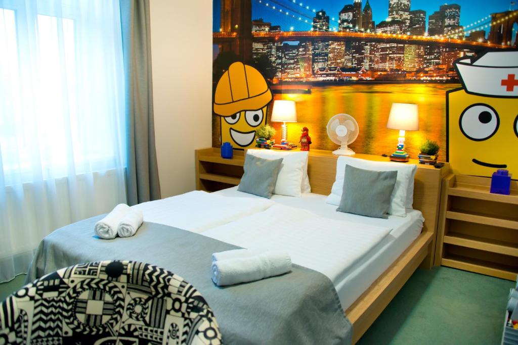 um quarto com uma cama com um carácter lego na parede em Hotel a Museum of Bricks em Kutná Hora