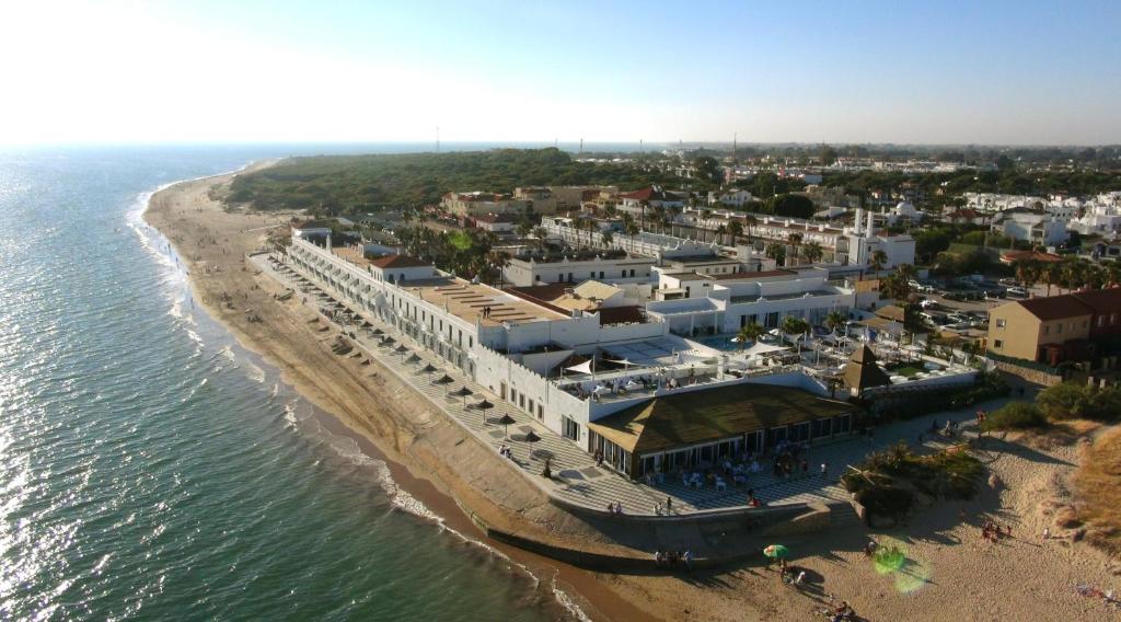 eine Luftansicht eines Resorts am Strand in der Unterkunft Playa de la Luz in Rota