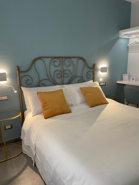 1 cama blanca grande con 2 almohadas en Damatti Appartamento en Messina