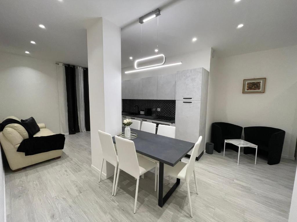 une salle à manger et un salon avec une table et des chaises dans l'établissement Saint Michel 3 piano, à Gorizia