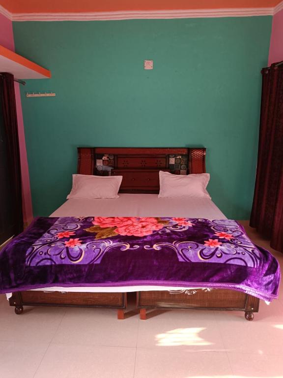 gaurav home stay في Barkot: فوقه سرير وبطانية أرجوانية