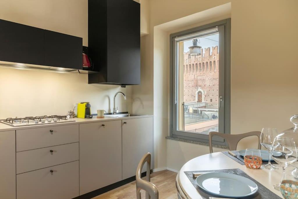 cocina con mesa y ventana en Al Castello, en Galliate