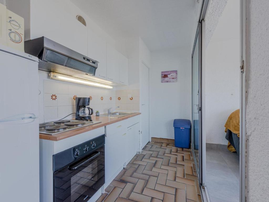 Kuchyň nebo kuchyňský kout v ubytování Apartment Les Cyclades-1 by Interhome