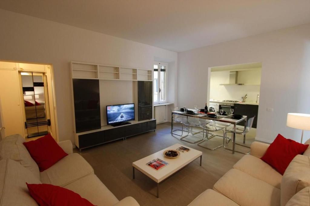 フィレンツェにあるSantAmbrogio Apartmentのリビングルーム(ソファ、テーブル付)