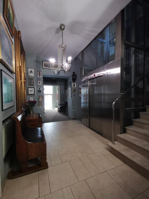 Televízia a/alebo spoločenská miestnosť v ubytovaní Hotel Alef