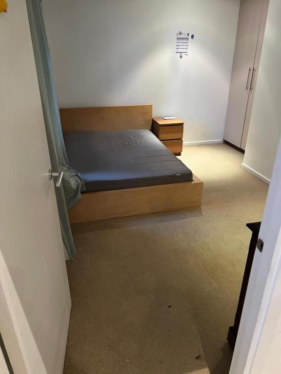 een kleine slaapkamer met een bed en een hal bij Luxury double room in Nottingham