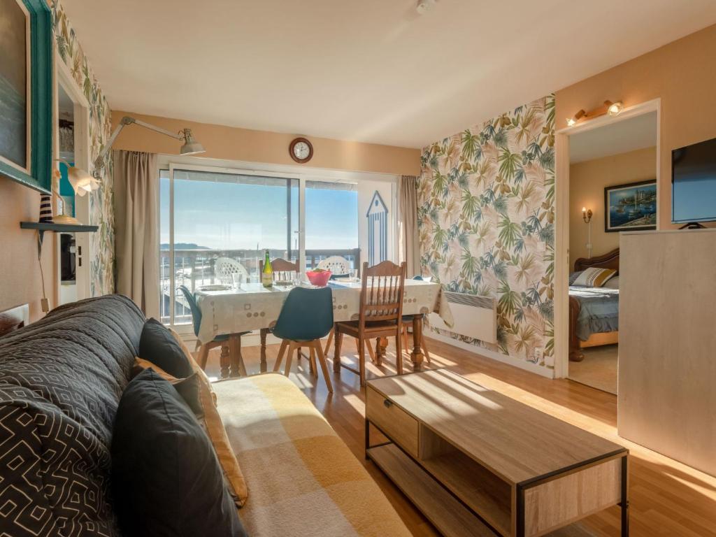 un salon avec un canapé et une table dans l'établissement Apartment Cap Cabourg-19 by Interhome, à Cabourg