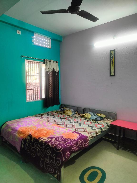um quarto com uma cama num quarto com um tecto em jharana guest house em Puri