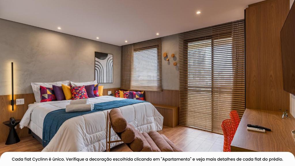Un dormitorio con una cama con un osito de peluche. en Cyclinn Faria Lima Pinheiros, en São Paulo