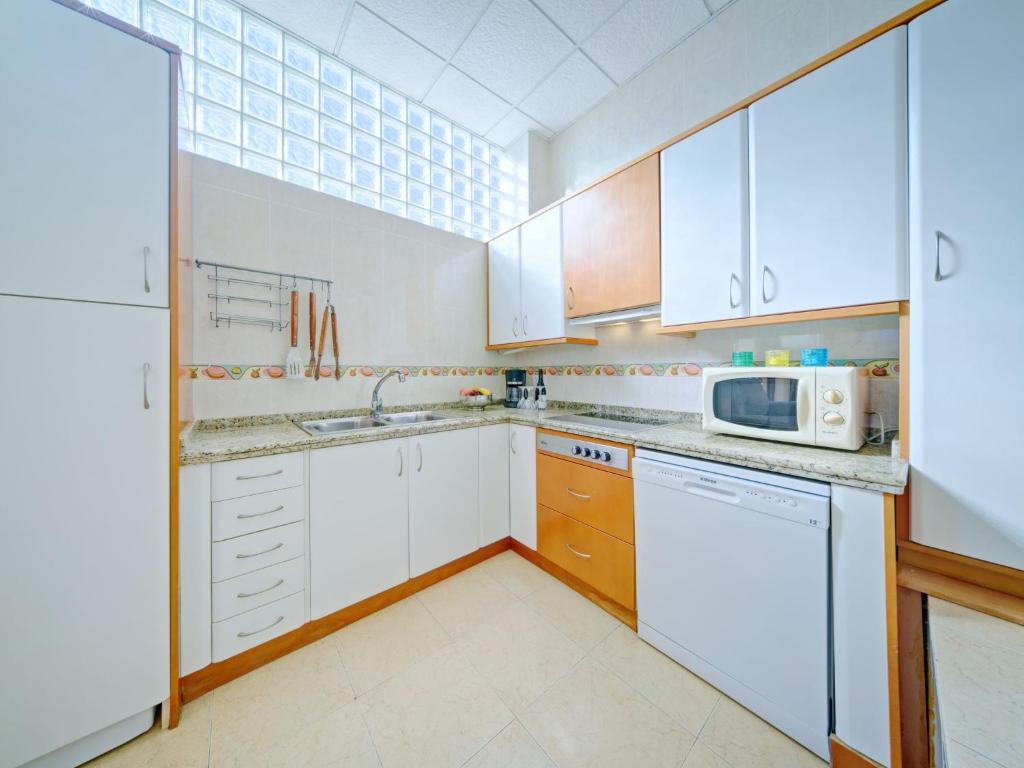 Kuchyň nebo kuchyňský kout v ubytování Apartment Raquel by Interhome