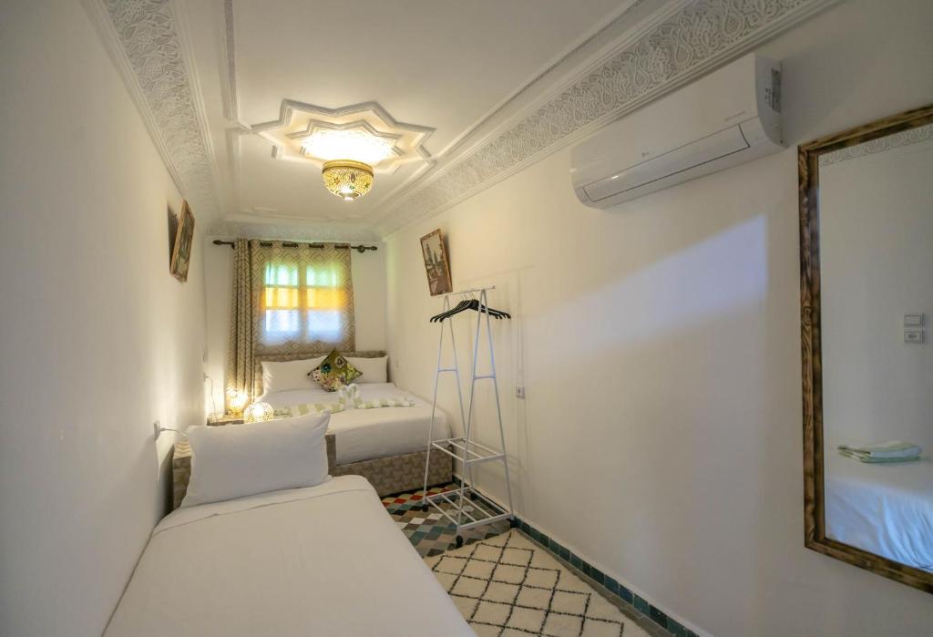 Postel nebo postele na pokoji v ubytování Riad dar Yamna
