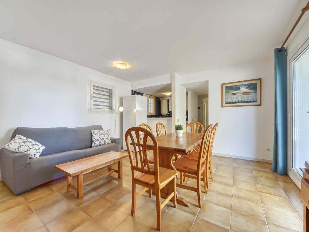 Posedenie v ubytovaní Apartment Platja de Roses-4 by Interhome