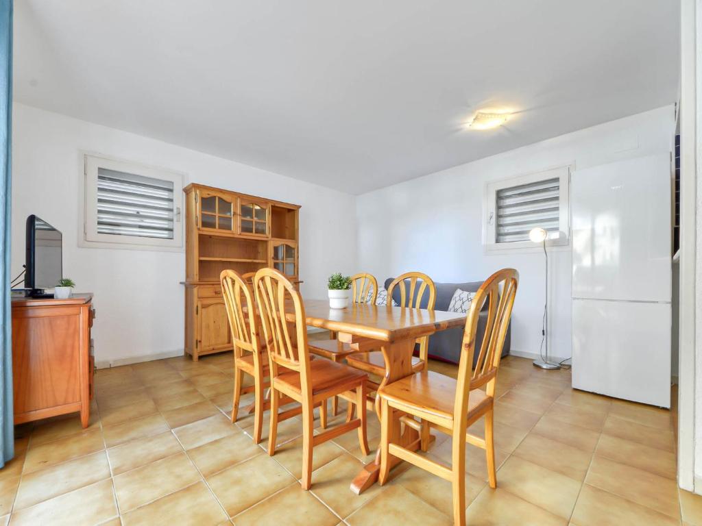 Kuchyňa alebo kuchynka v ubytovaní Apartment Platja de Roses-4 by Interhome