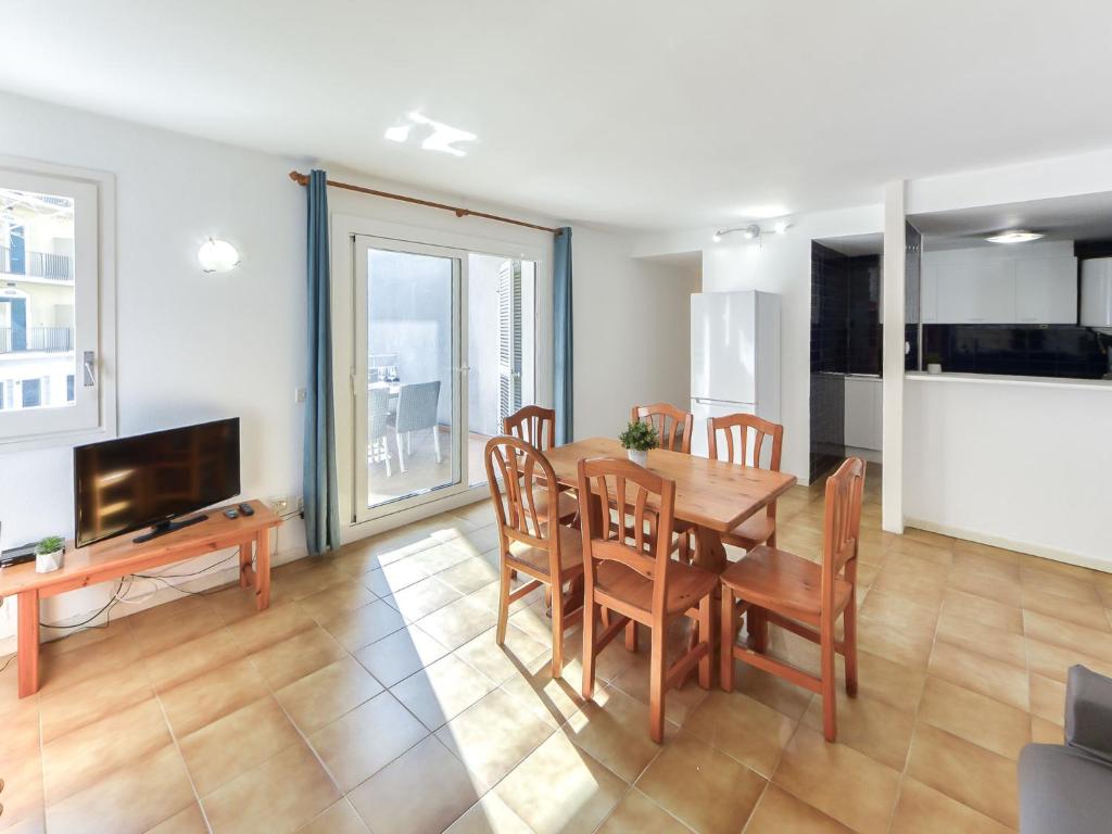 TV a/nebo společenská místnost v ubytování Apartment Platja de Roses-10 by Interhome