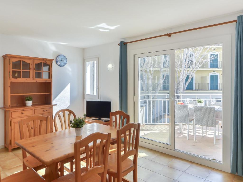 TV a/nebo společenská místnost v ubytování Apartment Platja de Roses-10 by Interhome