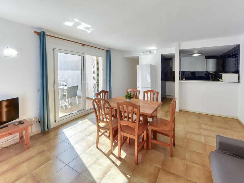 Kuchyň nebo kuchyňský kout v ubytování Apartment Platja de Roses-10 by Interhome