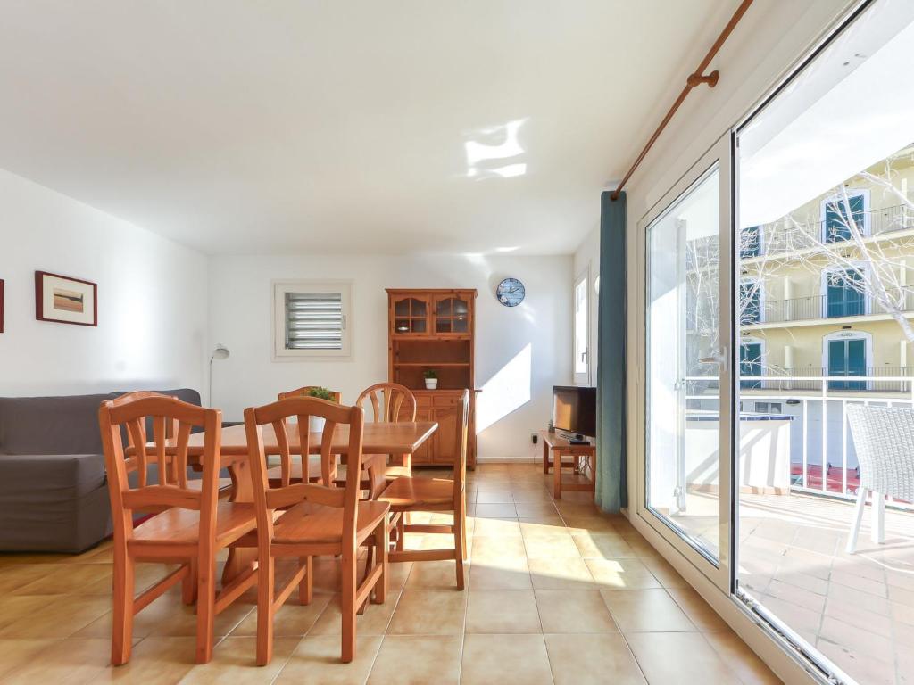 Posezení v ubytování Apartment Platja de Roses-10 by Interhome