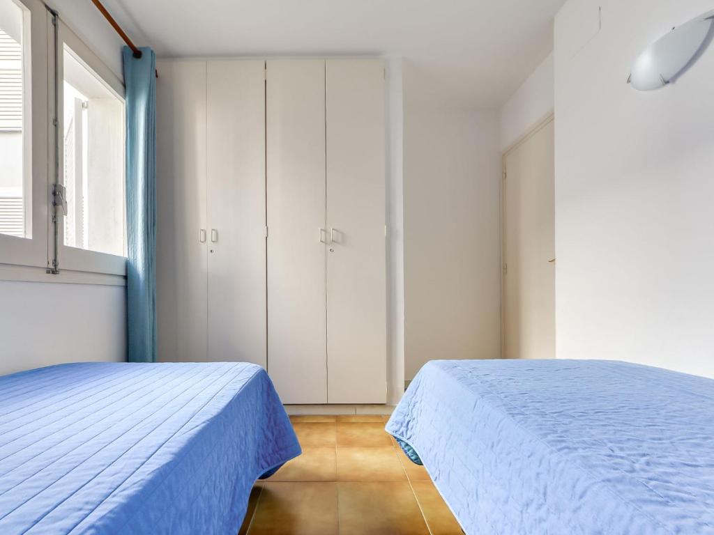 Postel nebo postele na pokoji v ubytování Apartment Platja de Roses-10 by Interhome
