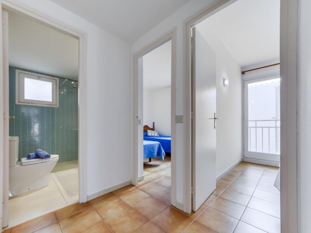 Postel nebo postele na pokoji v ubytování Apartment Platja de Roses-10 by Interhome
